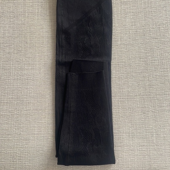 NEW Fabletics High-Waisted SculptKnit Camo Legging in Black - Picture 2 of 6